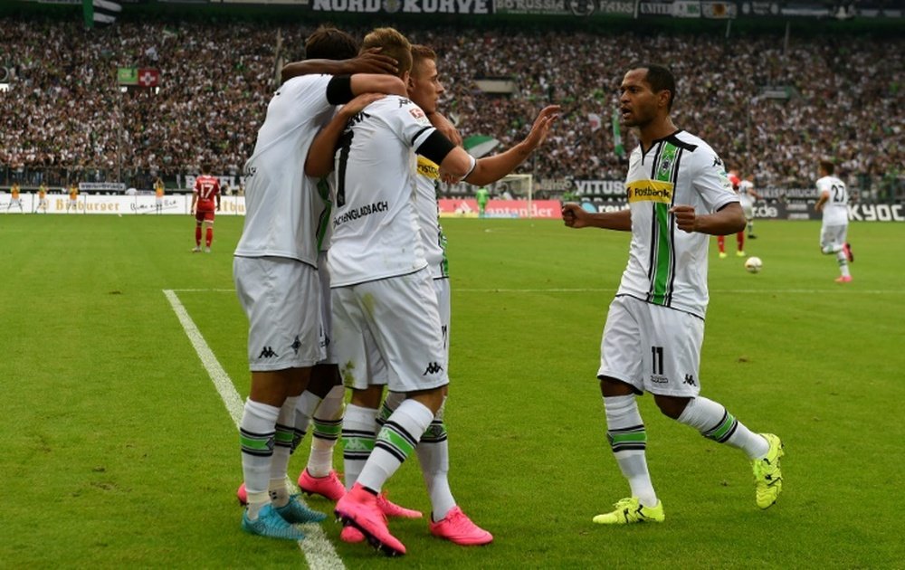 Borussia Moenchengladbach midfielder Raffael (R) and his teammates celebrate during the Bundesliga match against Mainz on August 23, 2015 in Moenchengladbach, western Germany