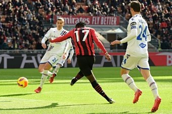 Rafael Leão marca, Milan vence e assume a liderança da Serie A. AFP