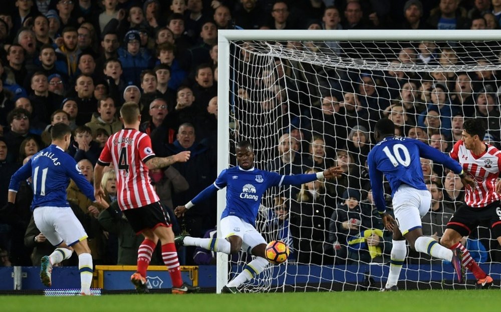 Evertons Valencia (C) scores his teams first goal during the Premier League football match. AFP