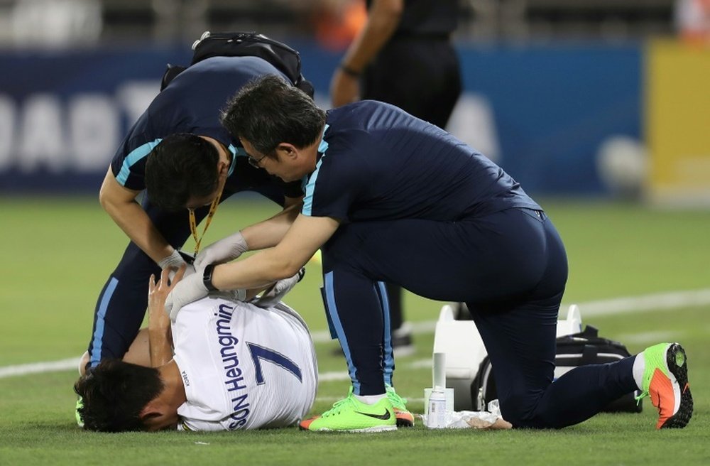 Son Heung-min acabó lesionado jugando con su selección. AFP