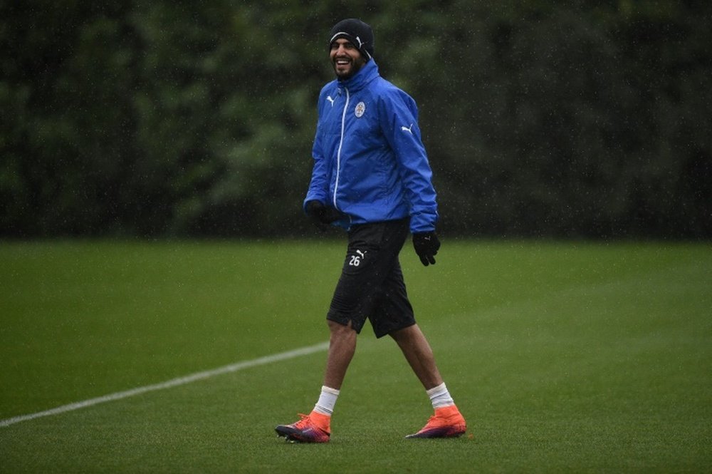 Mahrez podría dejar el Leicester en verano. AFP