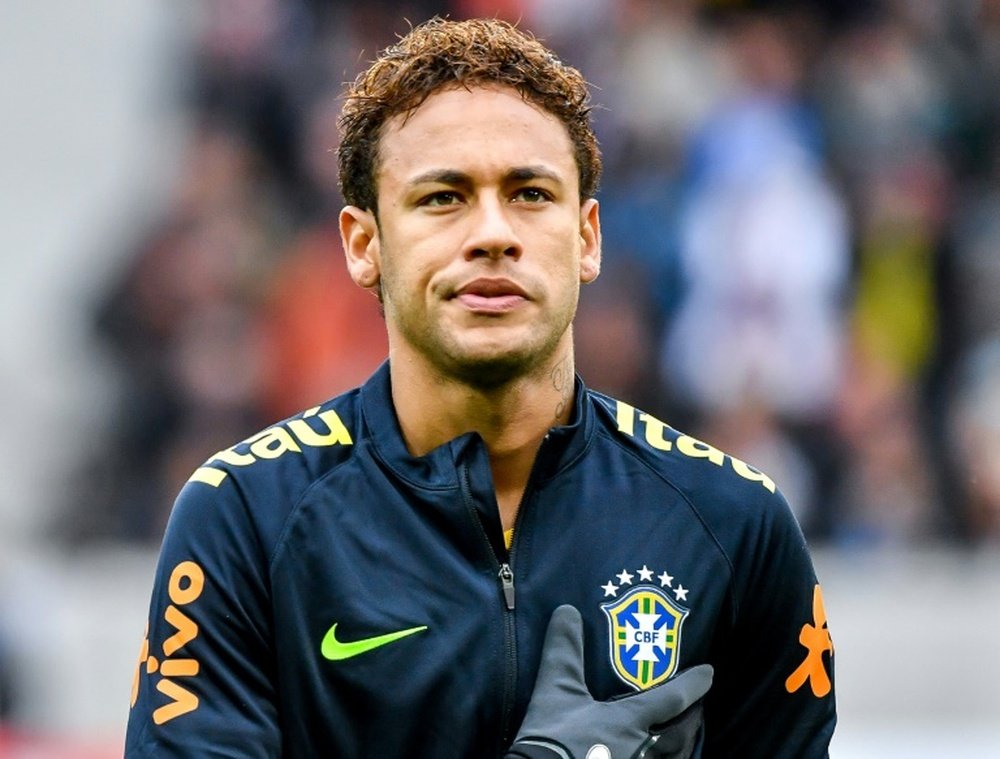 Neymar rompió a llorar delante de los medios. AFP