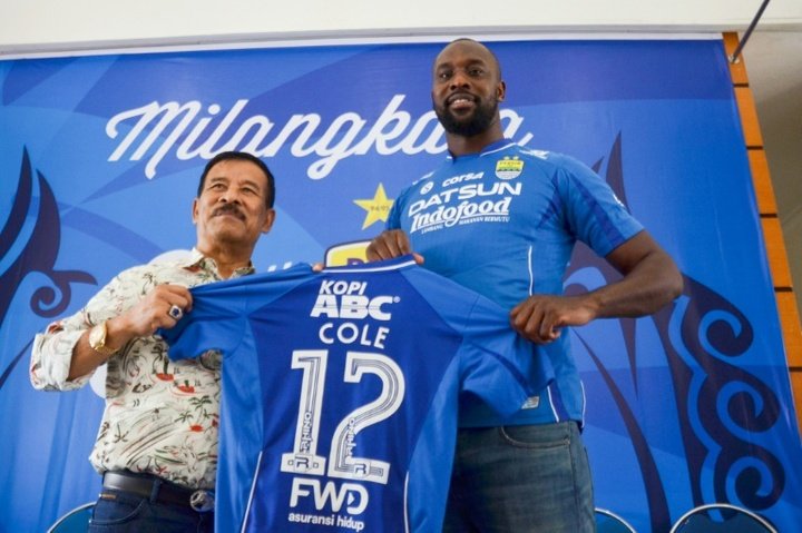 Carlton Cole joins Essien at Indonesia's Persib