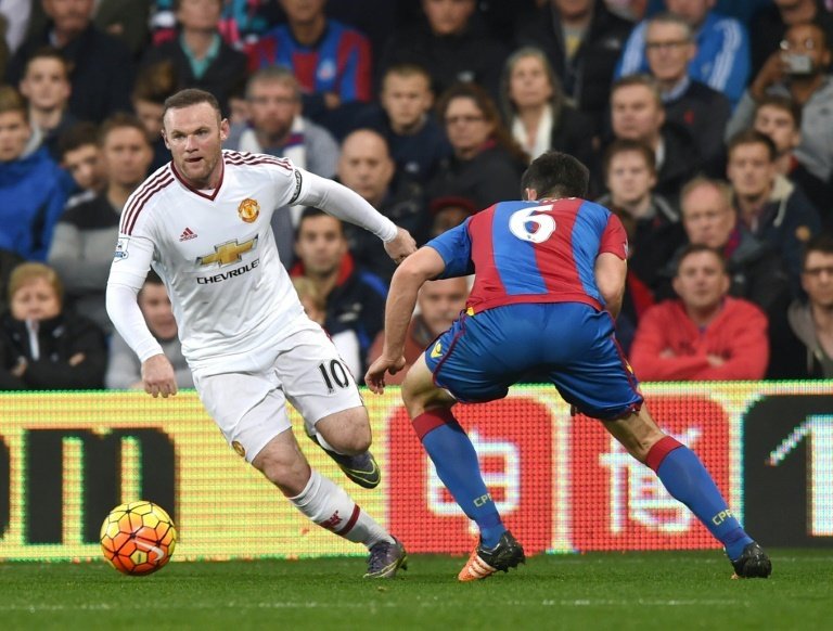 Crystal Palaces English defender Scott Dann (R) vies with Manchester Uniteds English striker Wayne Rooney during the English Premier League football match at Selhurst Park in south London on October 31, 2015