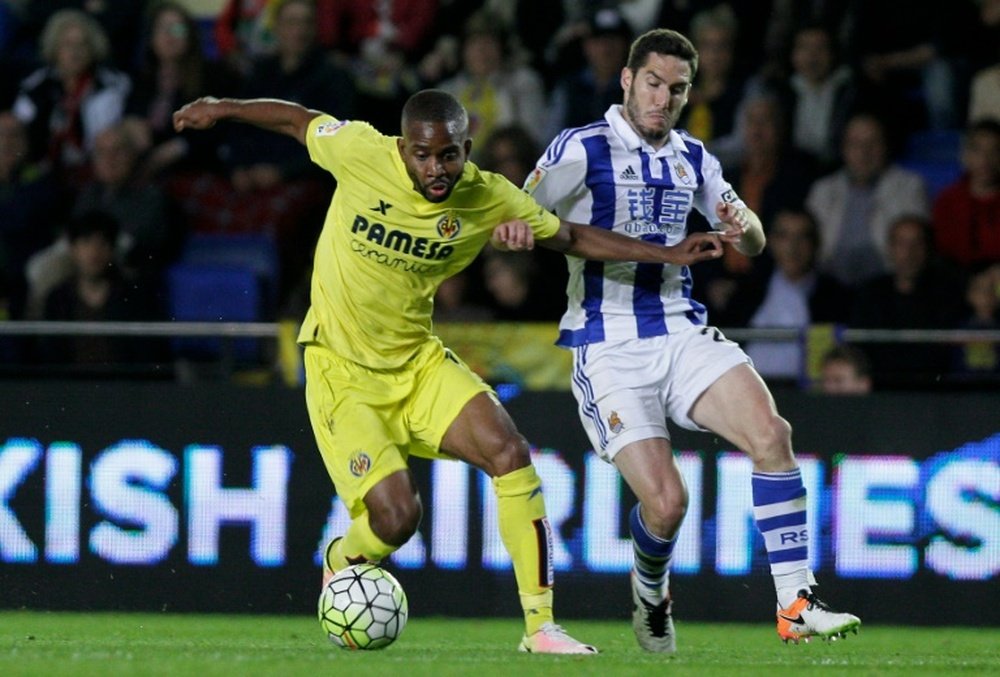 Villarreals Congolese forward Cedric Bakambu (L) vies with Real Sociedads Mexican defender Diego Reyes during the Spanish League football match at El Madrigal stadium in Villareal on April 24, 2016