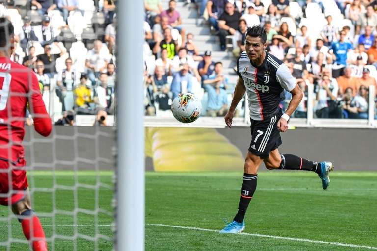 Cristiano Ronaldo remata un balón con la Juventus.