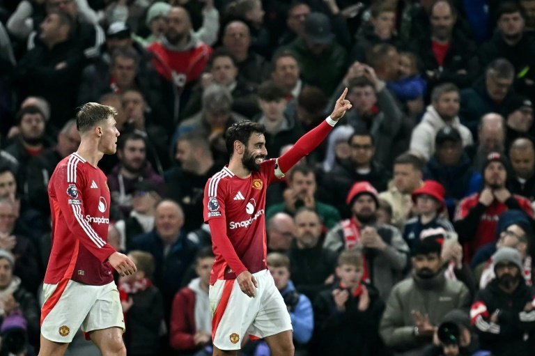 Fernandes brace gives Man Utd win in interim Van Nistelrooy's last game