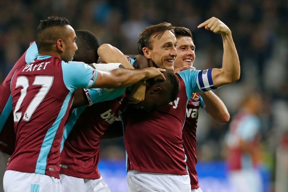 West Ham's Edimilson Fernandes (C) celebrates with teammates after scoring against Chelsea. AFP
