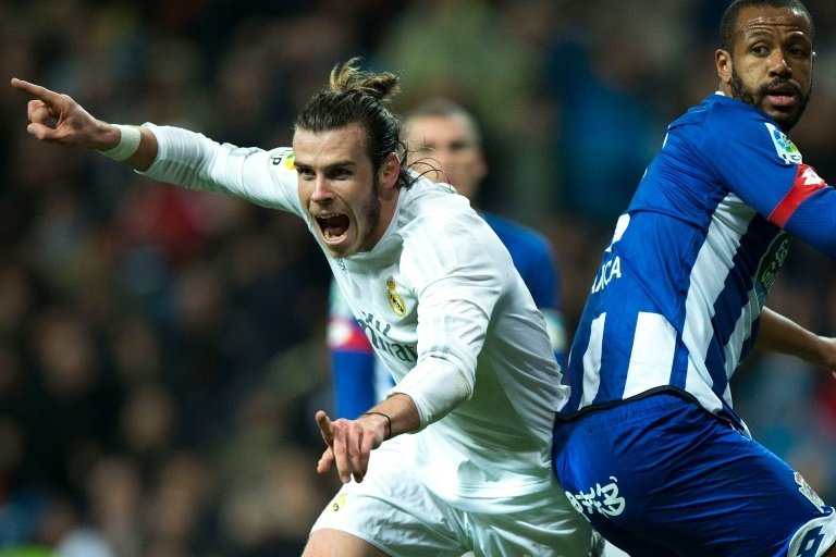Real Madrids forward Gareth Bale (L) celebrates a goal next to Deportivo La Corunas Brazilian defender Sidnei during the Spanish league football match Real Madrid CF vs RC Deportivo de la Coruna in Madrid on January 9, 2016