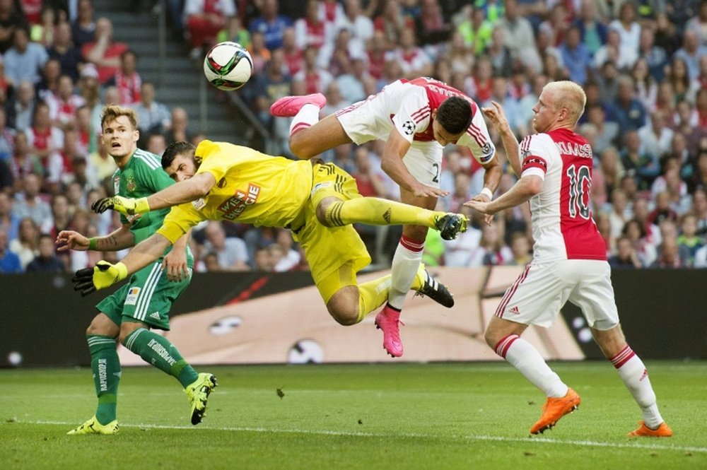 Ajax Amsterdams Dutch striker Anwar El Ghazi (2nd-R) challenges Rapid Wiens Slovakian goalkeeper Jan Novota (2nd-L) during the UEFA Champions League third qualifying round football match at the Amsterdam Arena on August 4, 2015