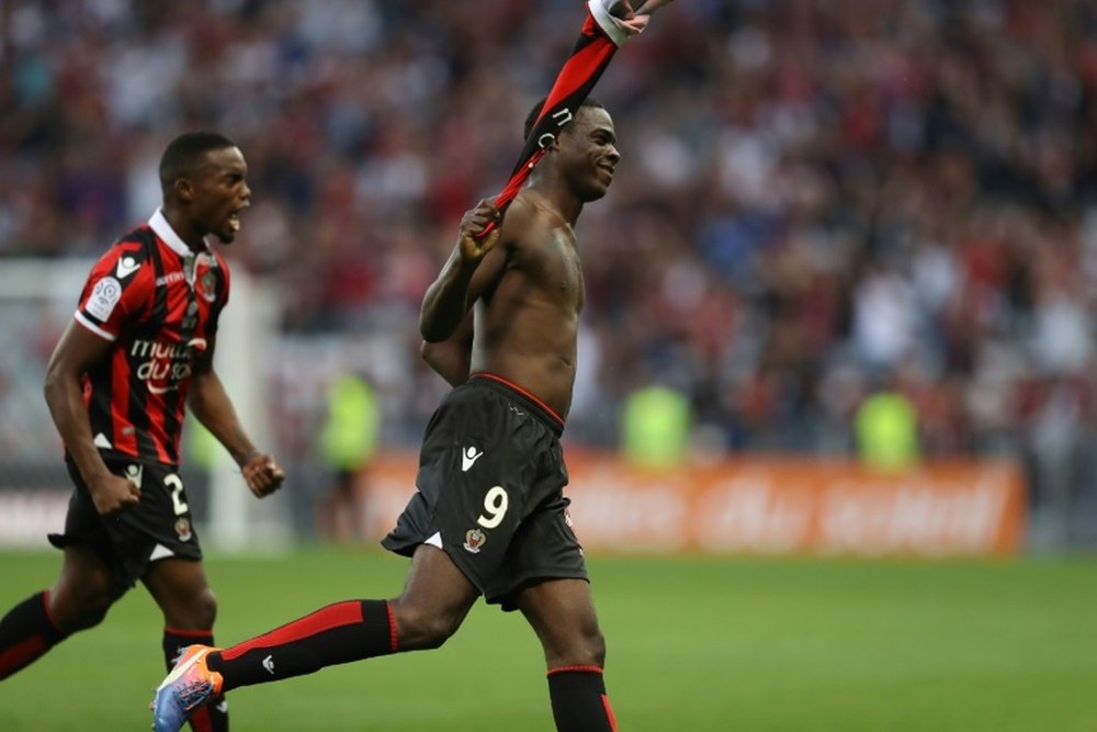Nices forward Mario Balotelli (R) celebrates after scoring a goal with his teammate Wylan Cyprien on October 2, 2016
