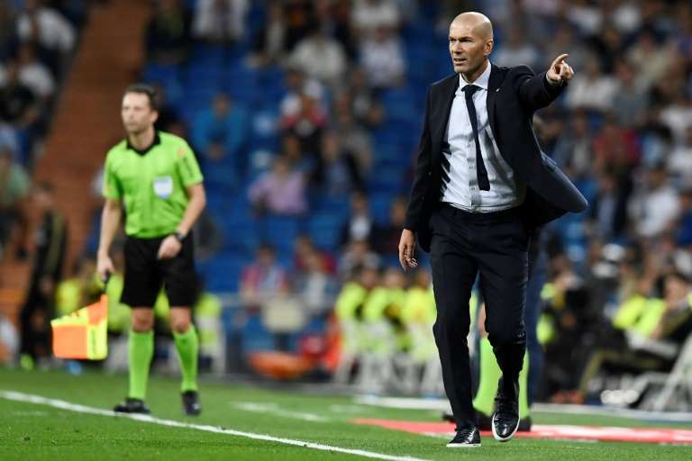 Zinedine Zidane ordena a sus jugadores sobre el campo.
