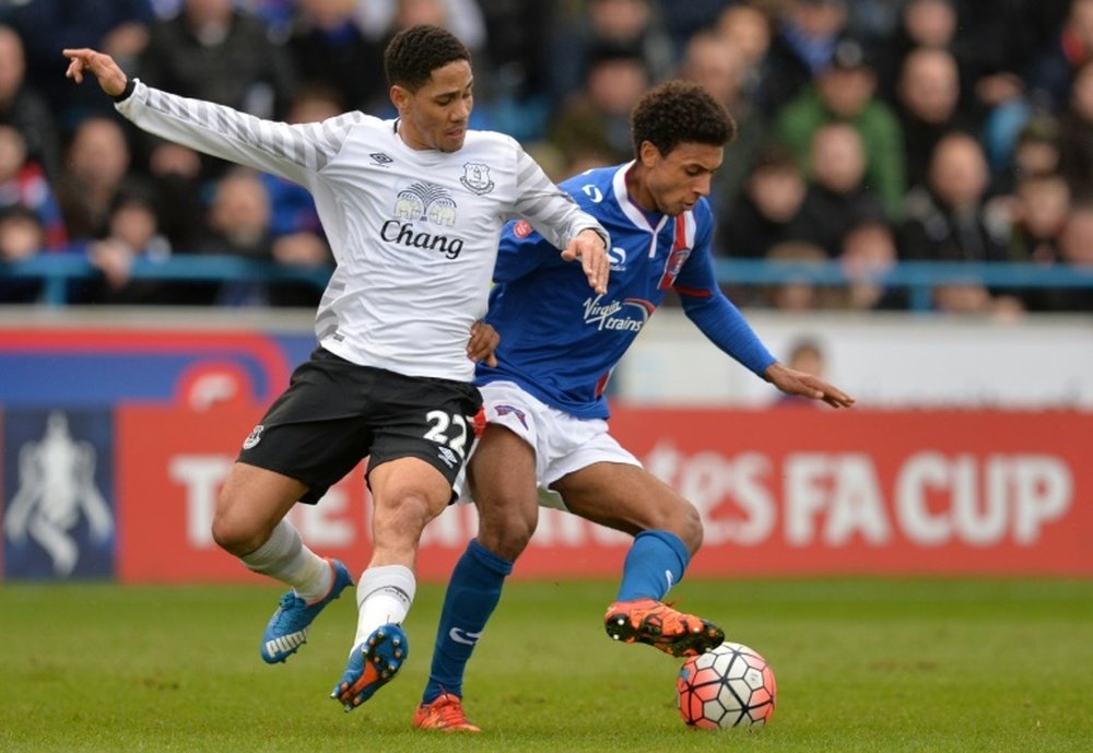 Evertons Steven Pienaar (left) challenges Carlisle Uniteds Brandon Comley during their English FA Cup fourth round match at Brunton Park, north-west England, on January 31, 2016