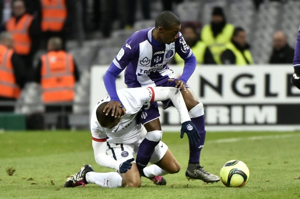 Toulouses midfielder Somalia (R) pushes Paris Saint-Germains midfielder Lucas Moura during a French L1 football on January 16, 2016 at the Municipal stadium in Toulouse