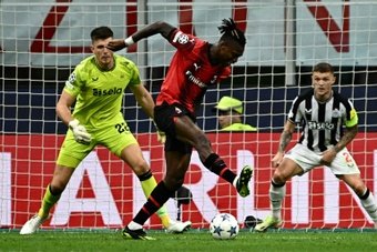 El Milan pinchó en su primer partido en casa, en el grupo de la muerte, ante un Newcastle que le puede dar las gracias a Pope para llevarse el prtimer punto en su vuelta a la Champions.