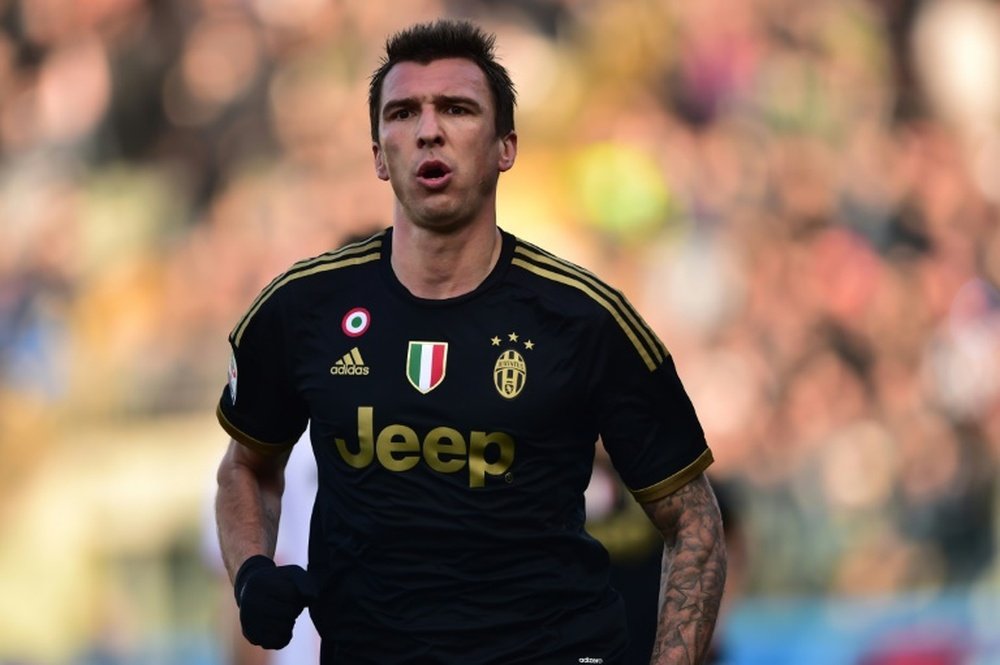 Juventus forward Mario Mandzukic celebrates after scoring during the Italian Serie A football match between Carpi and Juventus at Alberto Braglia Stadium in Modena on December 20, 2015