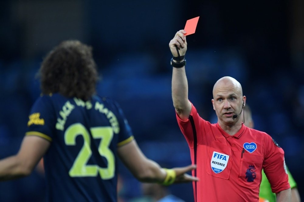 David Luiz, el que más penaltis ha cometido en una temporada de Premier. AFP