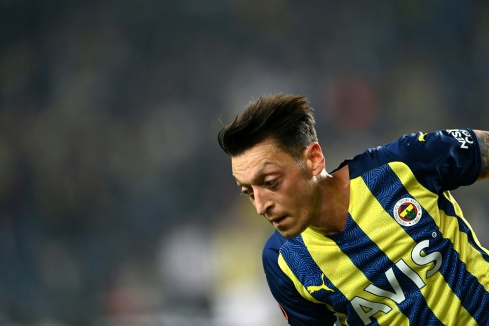 Özil cayó con el equipo reserva del Istanbul por 7-1. AFP