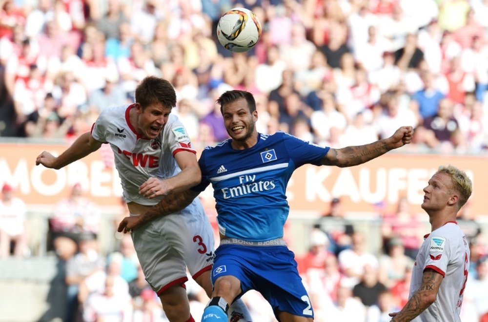Colognes defender Dominique Heintz (L) and Hamburgs defender Dennis Diekmeier vie for the ball during the German first division Bundesliga football match in Cologne, western Germany, on August 29, 2015