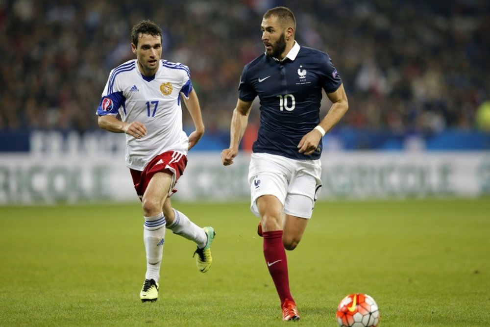 Frances forward Karim Benzema (R) vies for the ball with Armenias midfielder Artur Yuspashyan during the friendly football match on October 8, 2015 at the Allianz Riviera stadium in Nice, southeastern France
