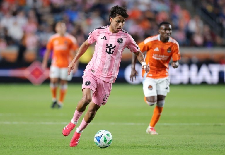 El conjunto de Florida goleó a Houston Dynamo para conseguir su primer triunfo en la MLS en una cita en la que Javier Mascherano dio descanso a Leo Messi. Telasco Segovia -2-, Luis Suárez y Tadeo Allende fueron los goleadores del Inter Miami, en tanto que Nico Lodeiro hizo el de la honra para los de Houston.