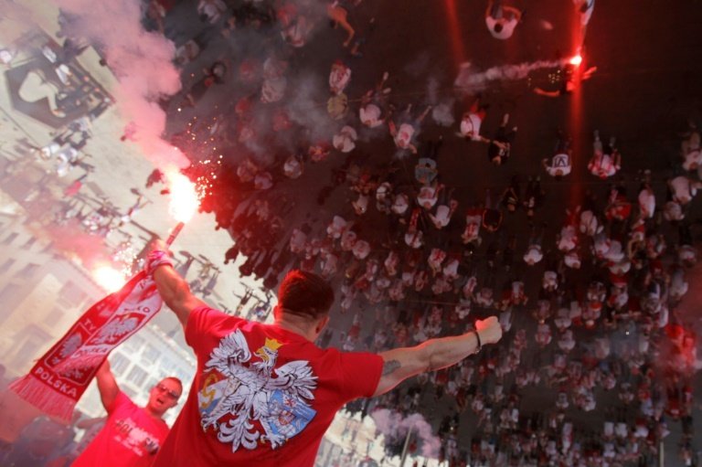 Marseille police use water cannon against fans