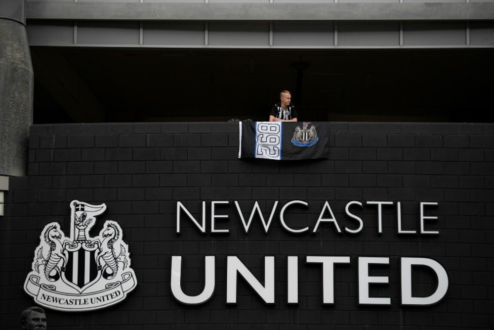 El aficionado del Newcastle que sufrió un infarto sale del hospital. AFP