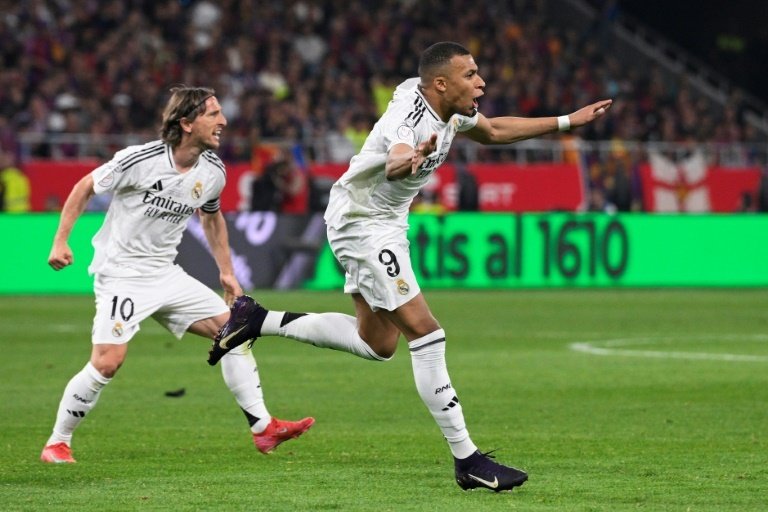 Mbappé salta anche l'ultima gara del girone al Mondiale per Club, nonostante sia tornato ad allenarsi con il gruppo. Xabi Alonso sceglie di preservarlo in vista degli ottavi, mentre il Real Madrid deve fare i conti con altre assenze pesanti.
