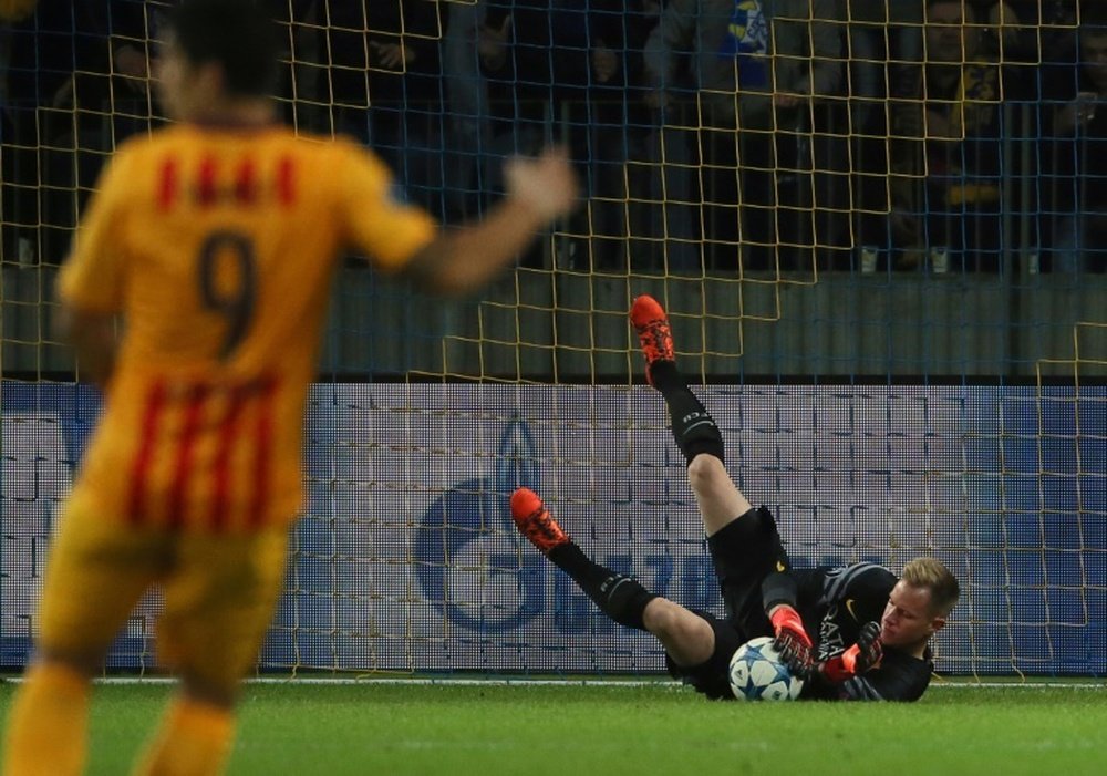 Ter Stegen atrapa un balón durante un partido de Champions de esta temporada. AFP