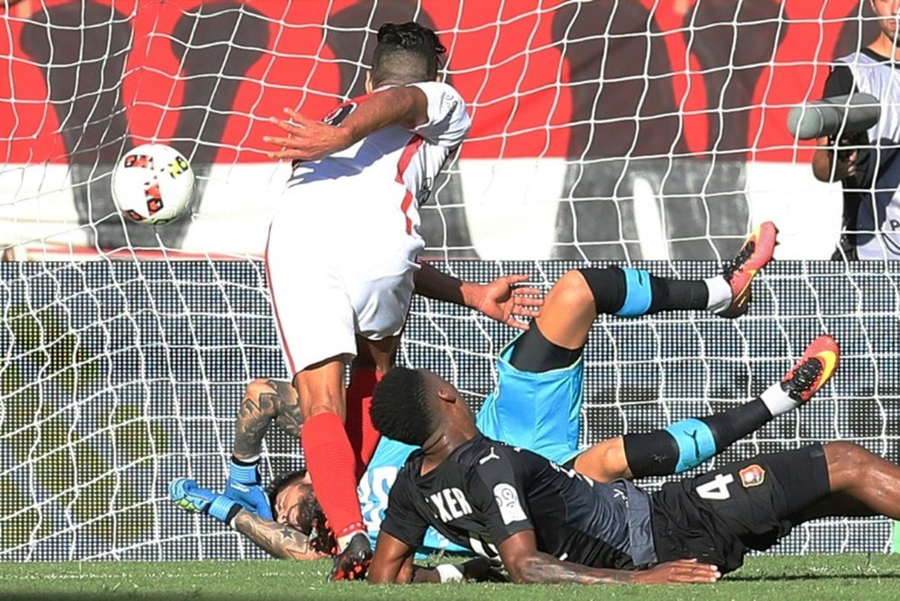 Monacos Colombian forward Radamel Falcao (L) scores a goal during the French L1 football match Monaco (ASM) vs Rennes (SRFC) on September 17, 2016