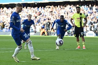 Os dois gols de Cole Palmer não foram suficientes para garantir a vitória do Chelsea em Stamford Bridge, contra o 19º colocado da Premier League, o Burnley (2-2).