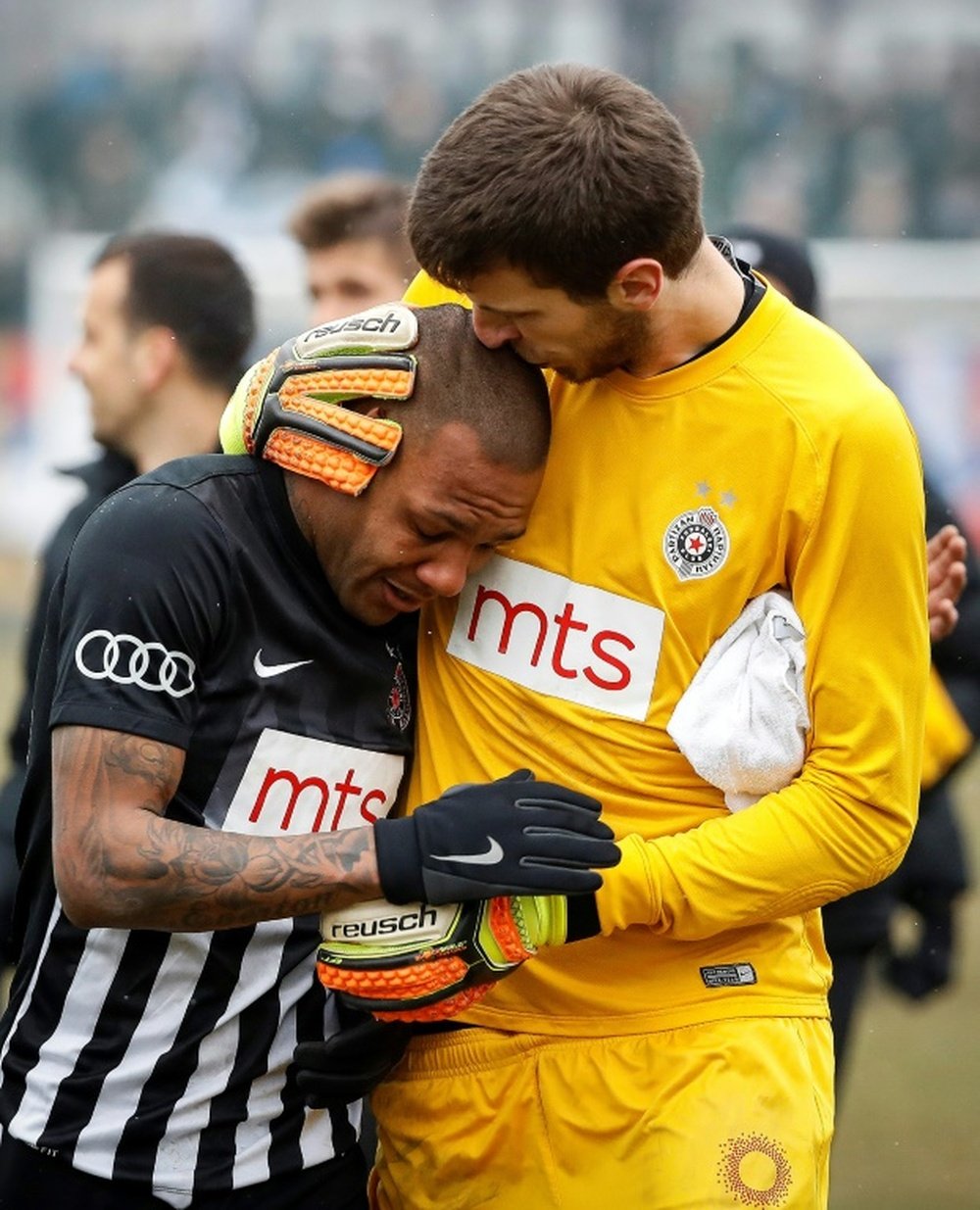 Partizan Belgrades goalkeeper Filip Kljajic (R) hugs Brazilian midfielder Everton Luiz as he leaves