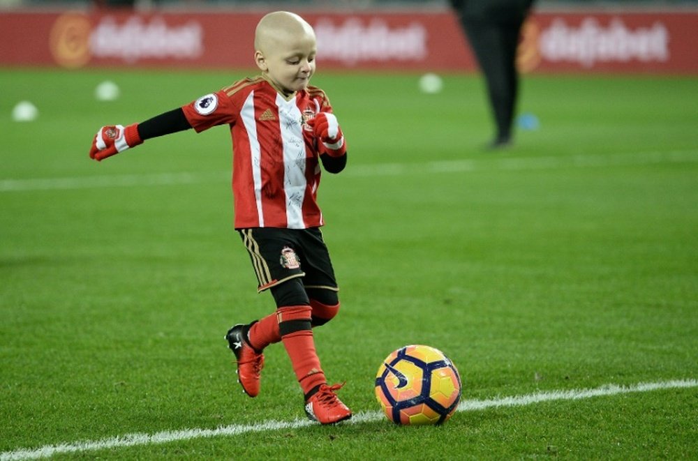 Defoe saltó al Inglaterra-Lituania con el pequeño Bradley Lowery de la mano. AFP