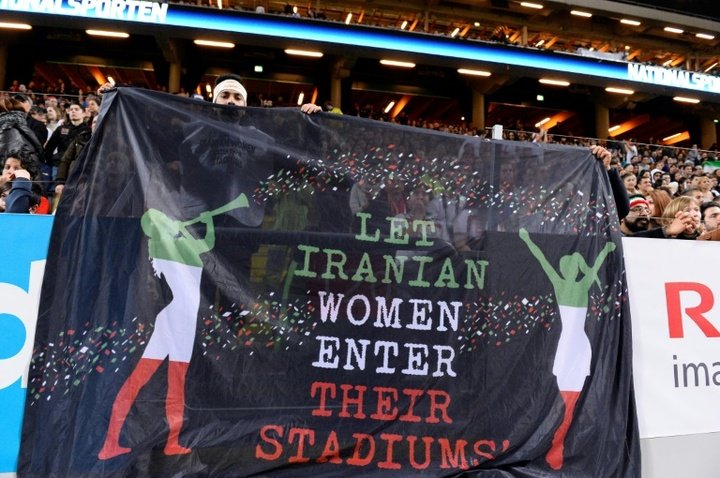 El padre de la iraní que se suicidó negó su condena por ir al estadio