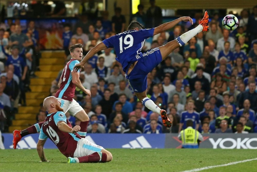Chelseas Brazilian-born Spanish striker Diego Costa (R) stretches to reach the ball in the area during the English Premier League football match between Chelsea and West Ham United at Stamford Bridge in London on August 15, 2016