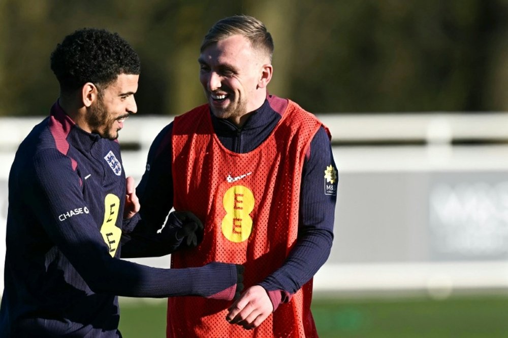 Morgan Gibbs-White (g) avec l'équipe d'Angleterre face à la Lettonie. AFP