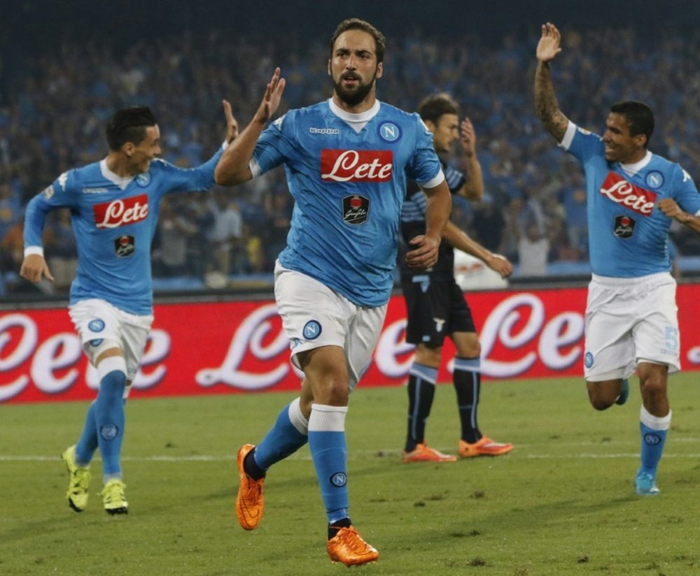 El delantero del Nápoles Gonzalo Higuain celebra un tanto ante la Lazio. AFP