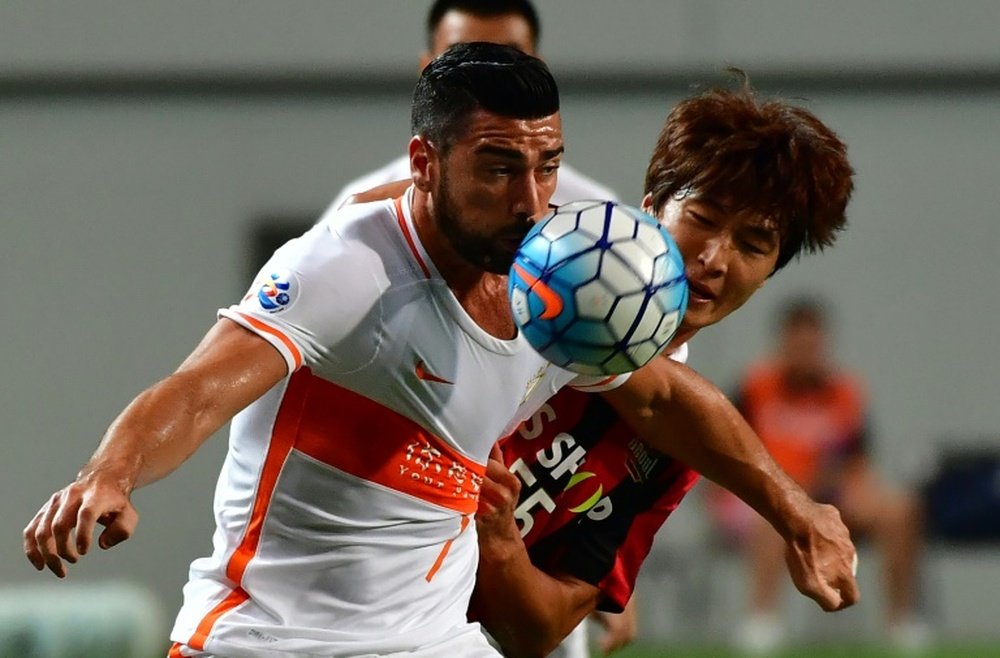 Graziano Pelle fights for the ball with FC Seoul player Kwak Tae-Hwi. AFP
