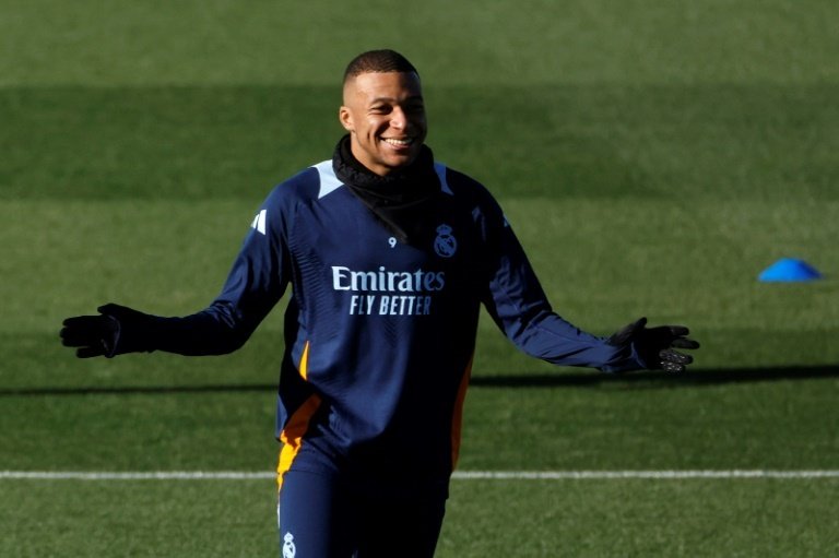 Neste sábado, Carlo Ancelotti alertou os rivais do Real Madrid na LaLiga que o período de adaptação do atacante Kylian Mbappé já ficou para trás.
