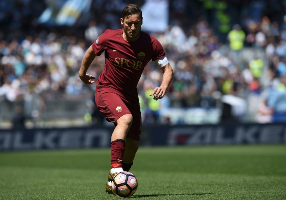 Totti relató que, al principio de su carrera, tuvo la opción de incorporarse a la Lazio. AFP