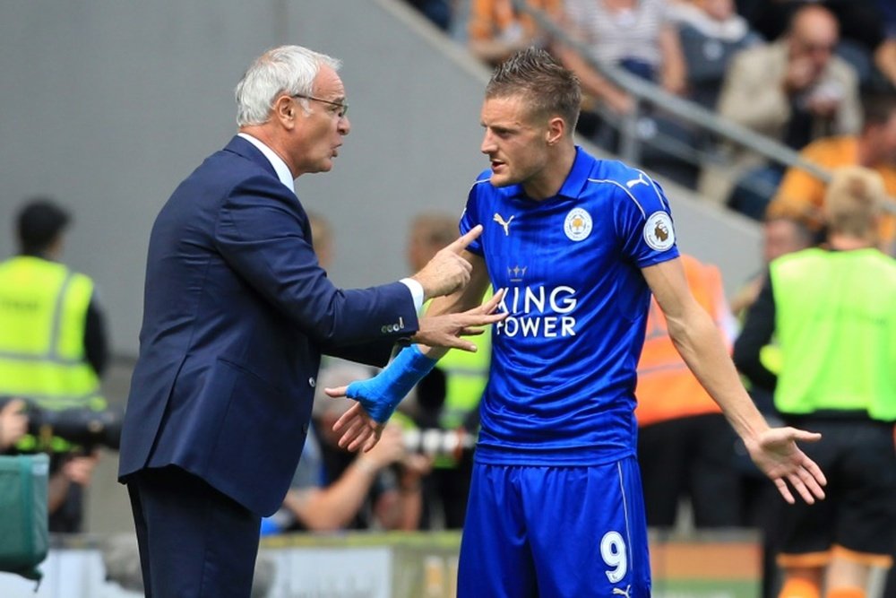 Leicester City's manager Claudio Ranieri (L) talks with striker Jamie Vardy. AFP