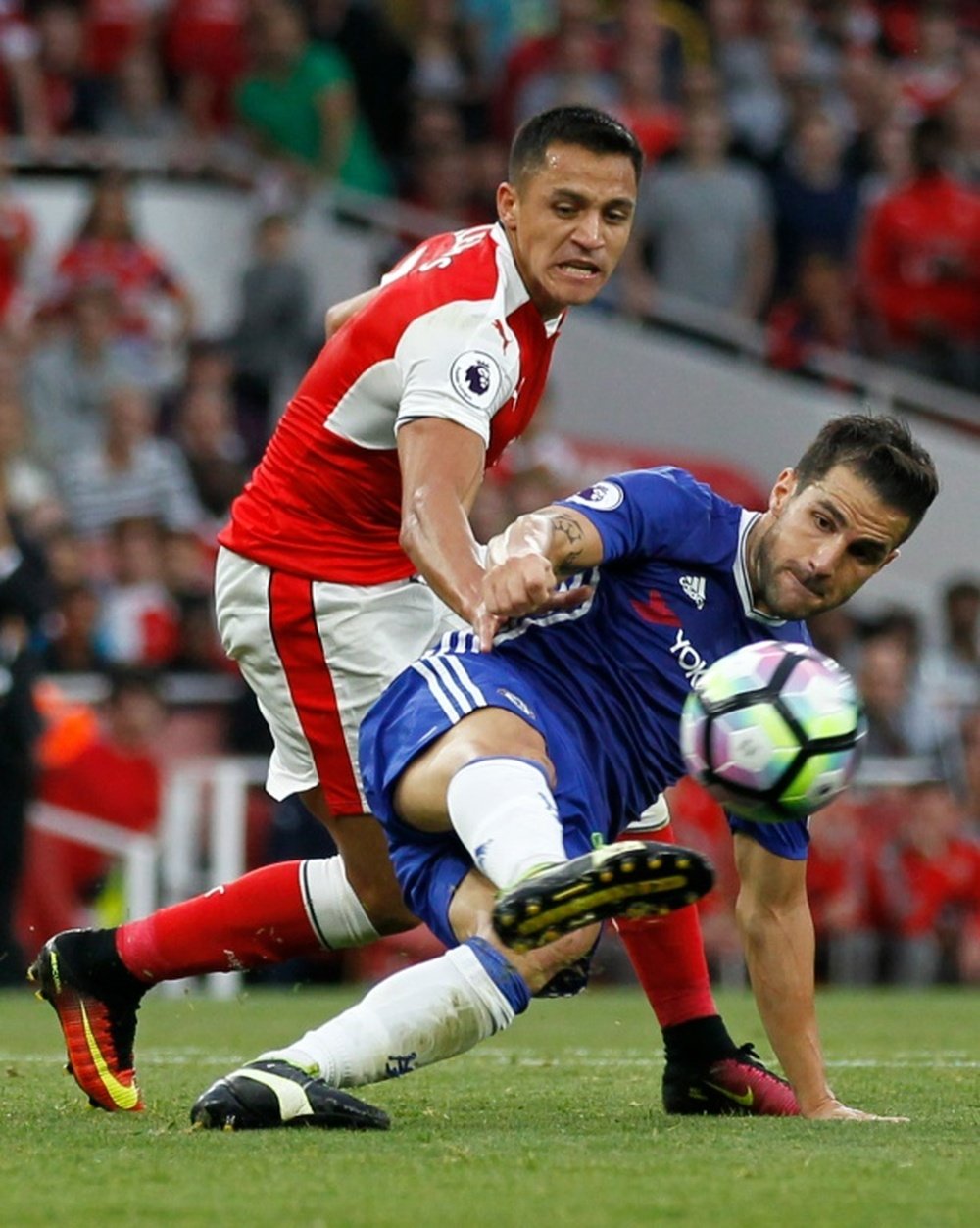Alexis fighting for the ball. AFP