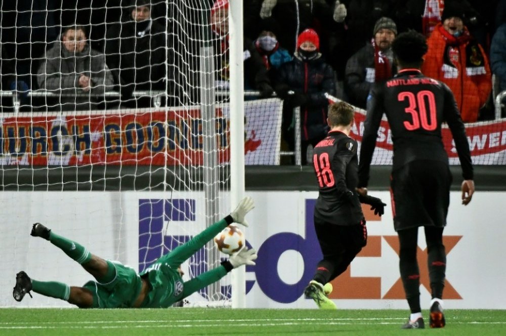 Segundo gol do jogo marcado por Özil. AFP