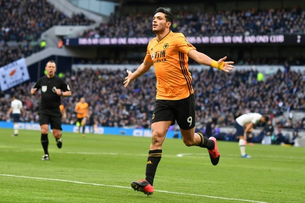 Raul Jimenez dans le viseur de deux cadors. AFP