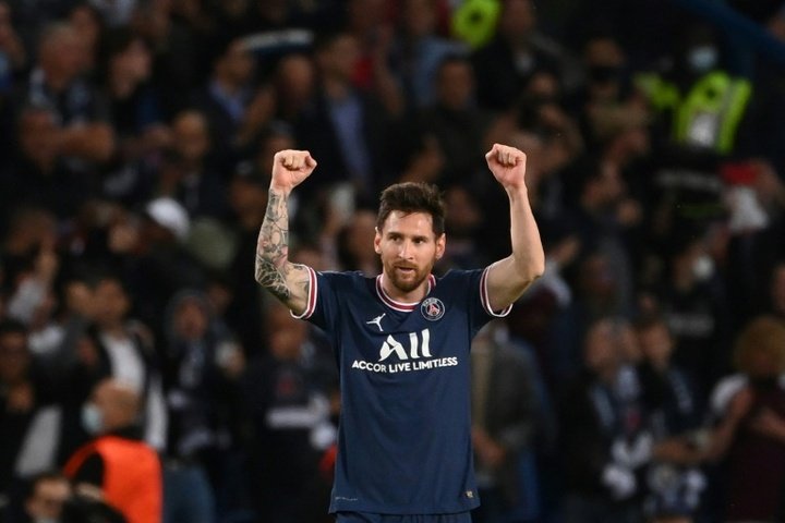 English press shower praise on Messi