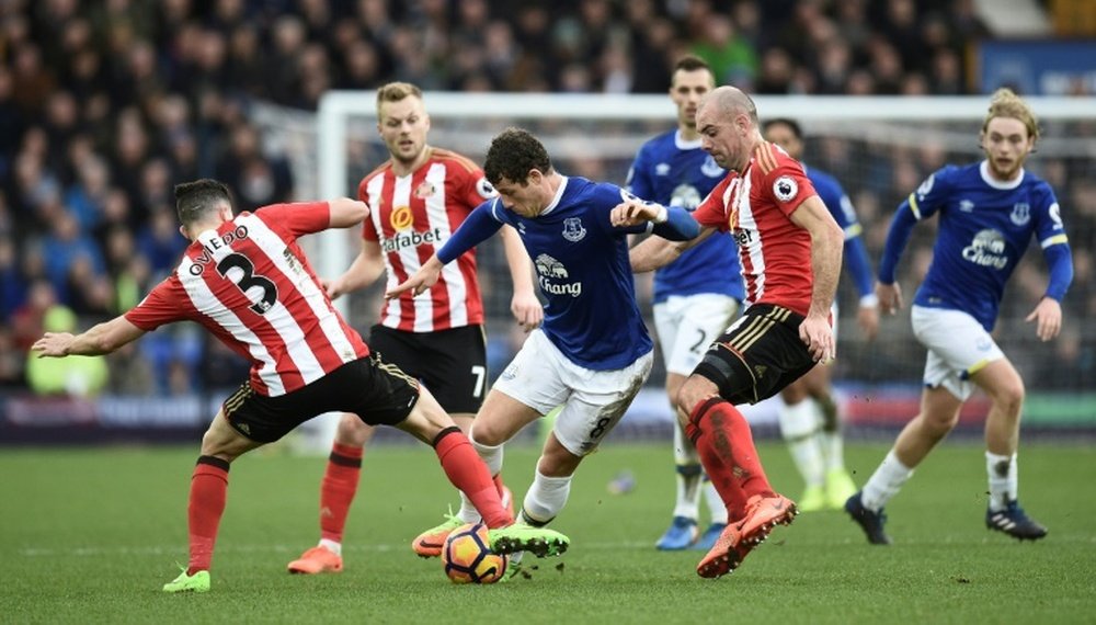 Gibson bajó con el Sunderland y tuvo palabras críticas con sus compañeros. AFP