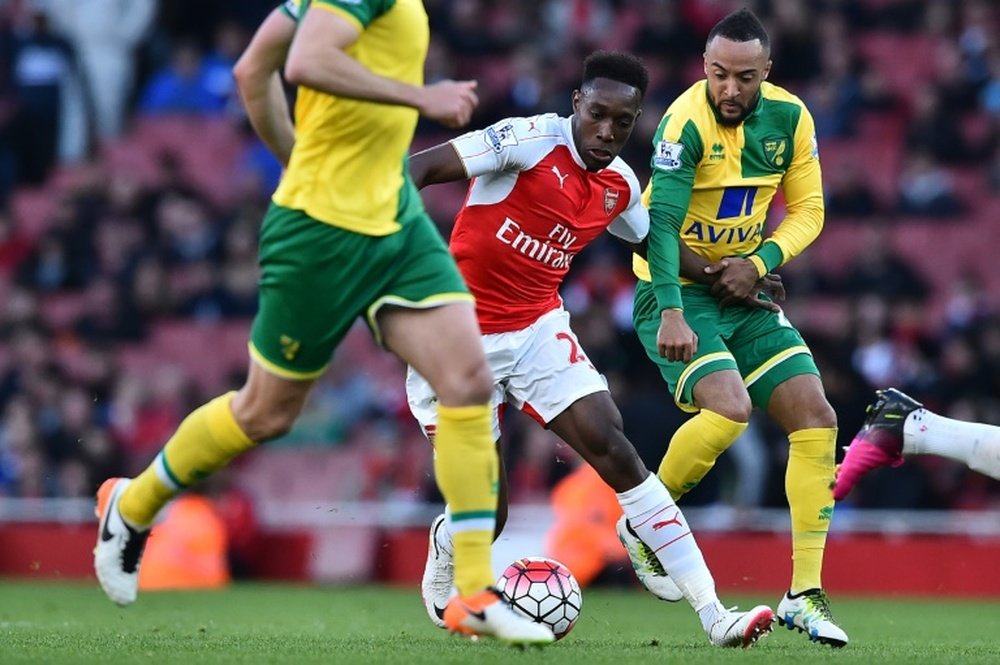 Arsenal's striker Danny Welbeck (C) tries to wriggle through Norwich City. BeSoccer