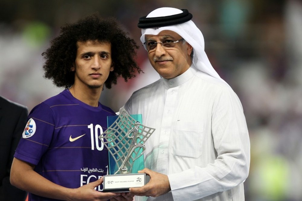 President of the Asian Football Confederation Shaikh Salman bin Ebrahim Al Khalifa (R) presents Al-Ains midfielder Omar Abdulrahman with the man of the match trophy on November 26, 2016