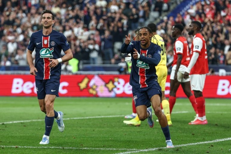 Le Bayern Munich érige Bradley Barcola en priorité pour le mercato estival. Barcola est sous contrat jusqu’en 2028. Paris ne sera pas vendeur, alors il faudra aligner une somme conséquente pour convaincre le club. Nico Williams est une alternative moins onéreuse.