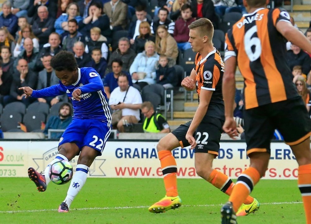 Chelseas Brazilian midfielder Willian (L) shoots to score the opening goal against Hull City during an English Premier League football match in Kingston upon Hull, north east England on October 1, 2016